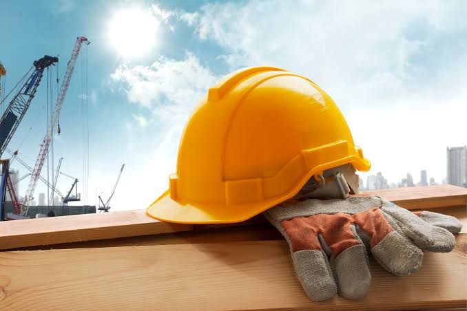 Sicurezza sul lavoro - casco e guanti sul cantiere
