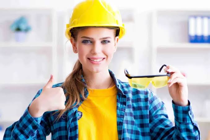 Professionista della sicurezza con casco e occhiali protettivi