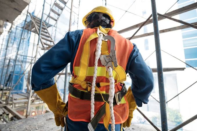 Lavoratore con imbracatura di sicurezza sul cantiere